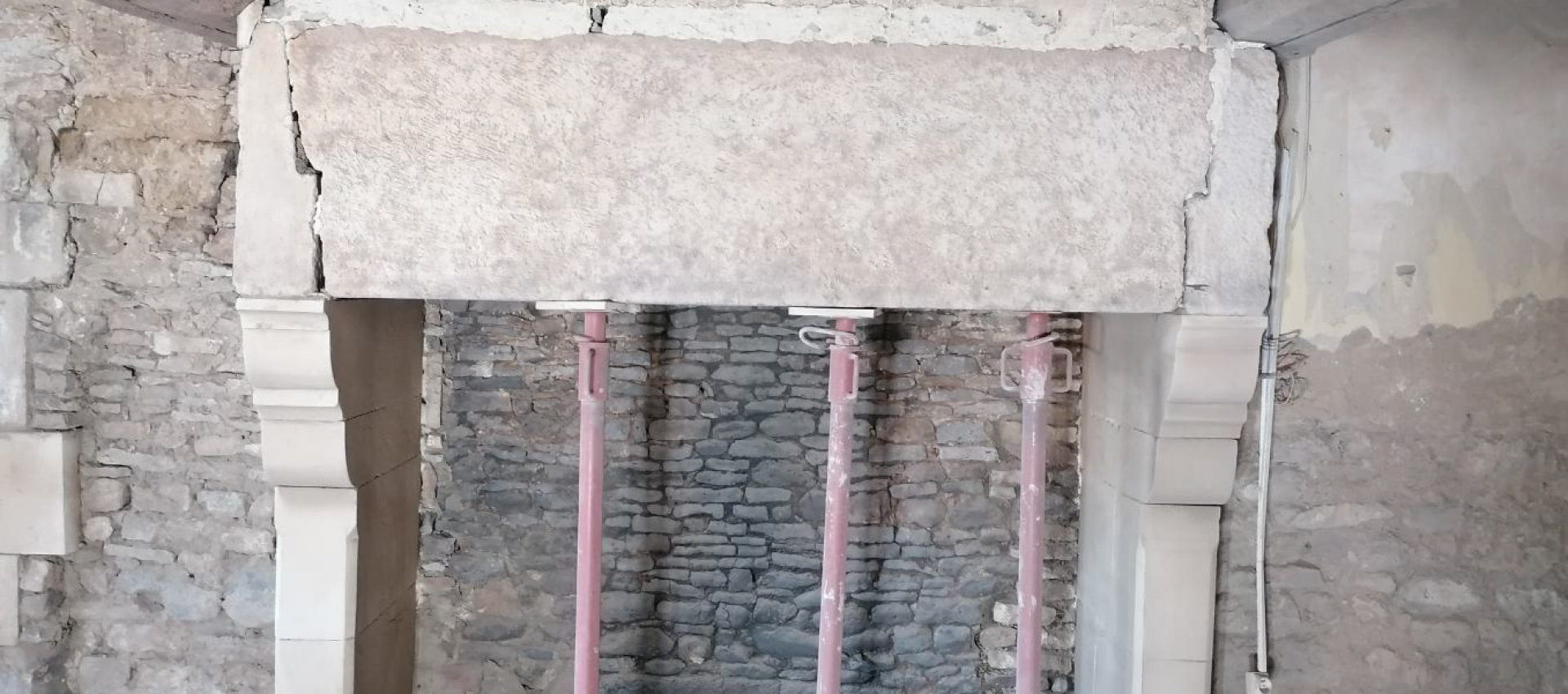 Aérogommage d'une cheminée monumentale